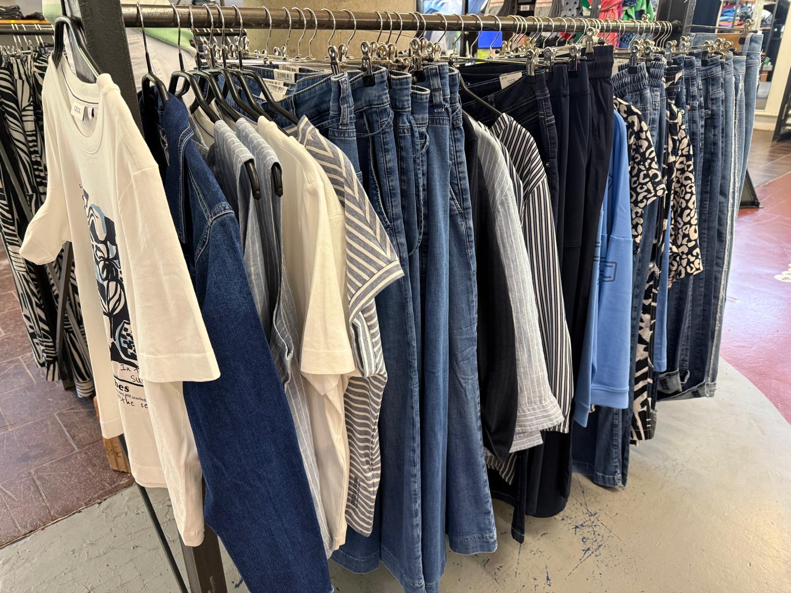 Denim-Rack mit hellen Sommeroutfits